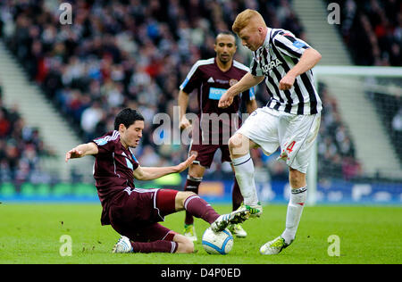 Glasgow, Regno Unito. Il 17 marzo 2013. Dylan McGowan affronta Conor Newton (24), Scottish europee finale di League Cup, St Mirren V Cuori, Hampden Park Stadium. Credit Colin Lunn/Alamy Live News Foto Stock