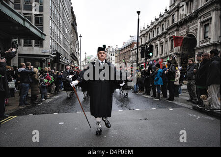 Essex Caledonian Pipe Band Marzo sul il giorno di San Patrizio sfilata il 17/03/2013 a Westminster, Londra. La parata insieme fuori da Piccadilly da Green Park a mezzogiorno e viaggiato a Whitehall. Una attrazione principale è stato il Puca, un gigantesco drago gonfiabili progettati da importanti artista Keith Payne. Foto di Julie Edwards Foto Stock