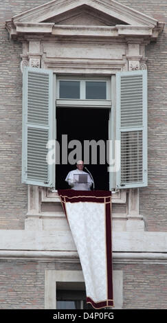 17 Marzo 2013: Papa Francesco I, nato Jorge Mario Bergoglio, durante la prima preghiera dell Angelus in Vaticano Foto Stock