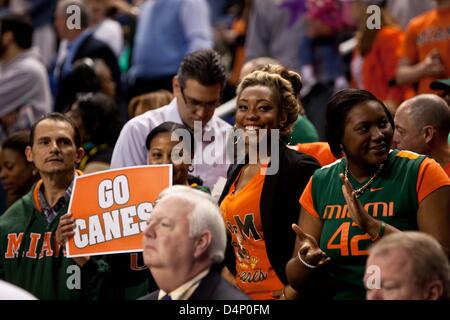 Greensboro, Nord Carolina, Stati Uniti d'America. Il 17 marzo 2013. Marzo 17, 2013: Miami tifosi durante la partita di campionato tra North Carolina e la University of Miami al 2013 ACC di pallacanestro degli uomini nel torneo di Greensboro, NC a Greensboro Coliseum il 17 marzo 2013. Miami sconfitto North Carolina 87-77 Foto Stock