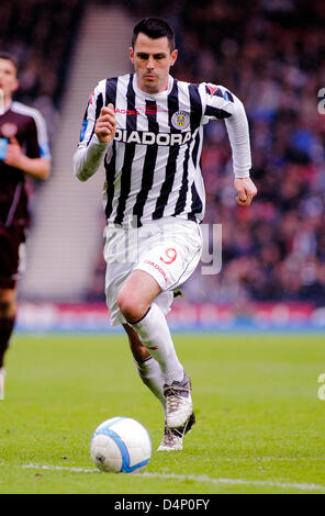 Glasgow, Regno Unito. Il 17 marzo 2013. Steven Thompson (9) in azione, Scottish europee finale di League Cup, St Mirren V Cuori, Hampden Park Stadium. Credit Colin Lunn/Alamy Live News Foto Stock