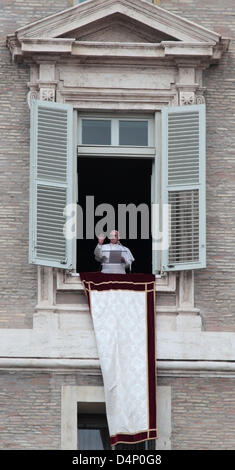 17 Marzo 2013: Papa Francesco I, nato Jorge Mario Bergoglio, durante la prima preghiera dell Angelus in Vaticano Foto Stock