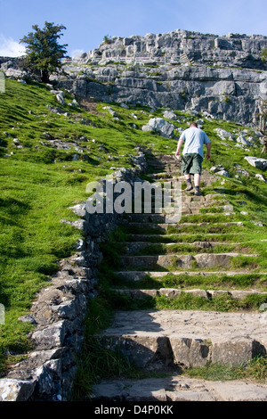 La salita a Malham Cove, Yorkshire Dales National Park, Inghilterra Foto Stock