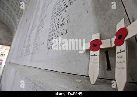 Ricordo poopies presso il gate memin in Ieper (Ypres). Foto Stock