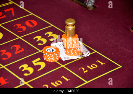 Casino Di Scommessa di denaro di venti libbre fiches del casinò roulette arancione Foto Stock