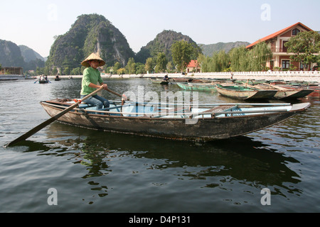 Vietnam Pagoda di profumo fiume evidenzia Hanoi Foto Stock