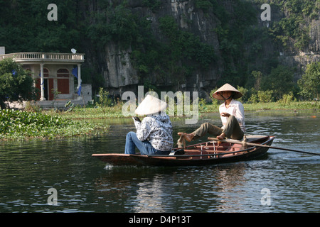 Vietnam Pagoda di profumo fiume evidenzia Hanoi Foto Stock