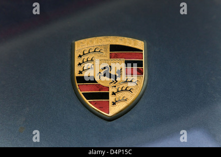 Berlino, Germania, Porsche emblema sul cofano Foto Stock