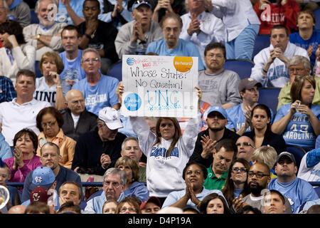 Greensboro, Nord Carolina, Stati Uniti d'America. Il 17 marzo 2013. Marzo 17, 2013: North Carolina tifosi durante la partita di campionato tra North Carolina e la University of Miami al 2013 ACC di pallacanestro degli uomini nel torneo di Greensboro, NC a Greensboro Coliseum il 17 marzo 2013. Miami sconfitto North Carolina 87-77 Foto Stock