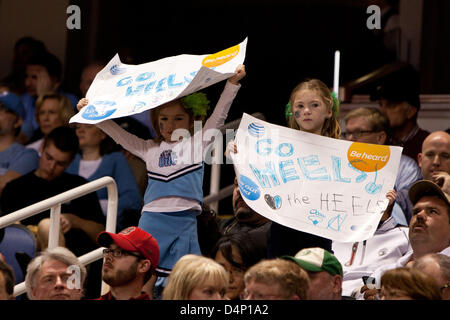 Greensboro, Nord Carolina, Stati Uniti d'America. Il 17 marzo 2013. Marzo 17, 2013: North Carolina tifosi durante la partita di campionato tra North Carolina e la University of Miami al 2013 ACC di pallacanestro degli uomini nel torneo di Greensboro, NC a Greensboro Coliseum il 17 marzo 2013. Miami sconfitto North Carolina 87-77 Foto Stock