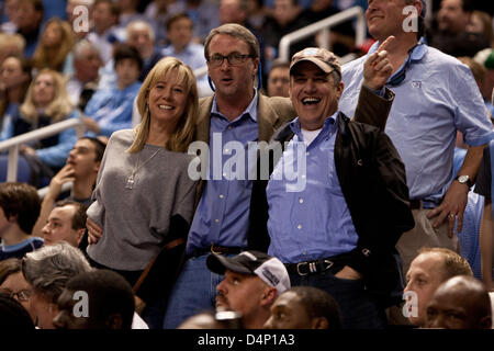 Greensboro, Nord Carolina, Stati Uniti d'America. Il 17 marzo 2013. Marzo 17, 2013: North Carolina tifosi durante la partita di campionato tra North Carolina e la University of Miami al 2013 ACC di pallacanestro degli uomini nel torneo di Greensboro, NC a Greensboro Coliseum il 17 marzo 2013. Miami sconfitto North Carolina 87-77 Foto Stock