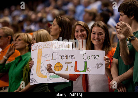 Greensboro, Nord Carolina, Stati Uniti d'America. Il 17 marzo 2013. Marzo 17, 2013: Miami tifosi durante la partita di campionato tra North Carolina e la University of Miami al 2013 ACC di pallacanestro degli uomini nel torneo di Greensboro, NC a Greensboro Coliseum il 17 marzo 2013. Miami sconfitto North Carolina 87-77 Foto Stock