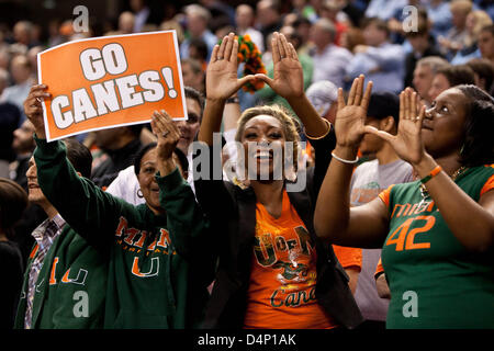 Greensboro, Nord Carolina, Stati Uniti d'America. Il 17 marzo 2013. Marzo 17, 2013: Miami tifosi durante la partita di campionato tra North Carolina e la University of Miami al 2013 ACC di pallacanestro degli uomini nel torneo di Greensboro, NC a Greensboro Coliseum il 17 marzo 2013. Miami sconfitto North Carolina 87-77 Foto Stock