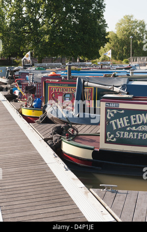 Bacino Banford canal a Stratford vie navigabili di sunny mattina presto waterside viaggiatori riposare in tranquillità di sunrise Foto Stock