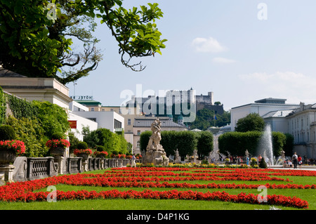 Il castello di Salisburgo dai Giardini Mirabell, Salisburgo, Austria Foto Stock