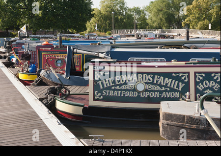 Bacino Banford canal a Stratford vie navigabili di sunny mattina presto waterside viaggiatori riposare in tranquillità di sunrise Foto Stock