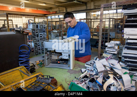 Berlino, Germania, il dipendente BRAL suddivide un computer in parti Foto Stock