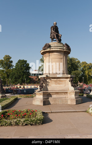 Gower memorial dedicato a Shakespeare statua seduto sulla cima progettata da Lord Ronald Gower nel 1888 mattina presto a sunrise Foto Stock