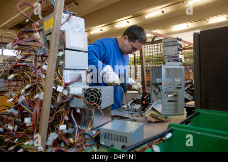 Berlino, Germania, il dipendente BRAL suddivide un computer in parti Foto Stock