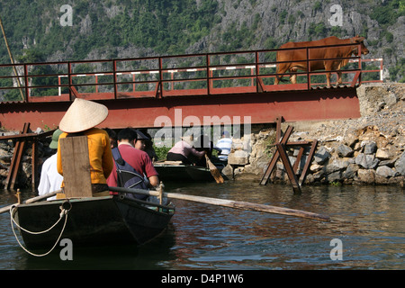 Vietnam Pagoda di profumo fiume evidenzia Hanoi Foto Stock