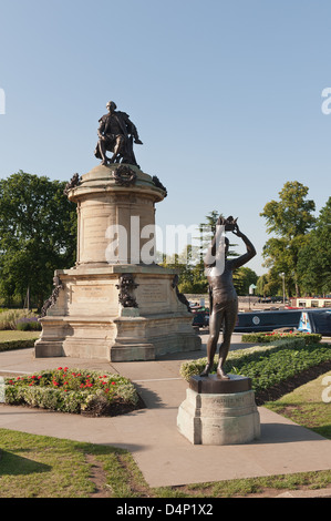 Gower memorial dedicato a Shakespeare statua seduto sulla cima progettata da Lord Ronald Gower nel 1888 mattina presto a sunrise Foto Stock