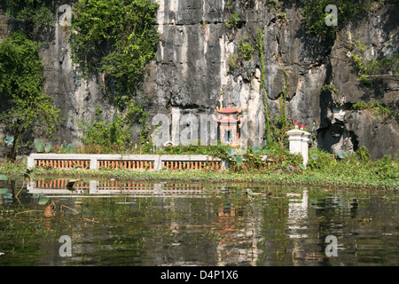 Vietnam Pagoda di profumo fiume evidenzia Hanoi Foto Stock