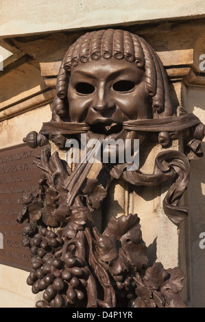 Gower memorial dedicato a Shakespeare statua seduto sulla cima progettata da Lord Ronald Gower nel 1888 mattina presto a sunrise Foto Stock