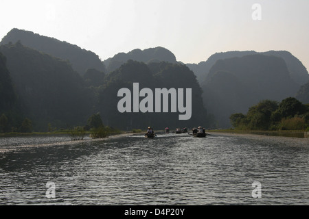 Vietnam Pagoda di profumo fiume evidenzia Hanoi Foto Stock