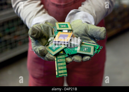 Berlino, Germania, il dipendente detiene BRAL CPU nelle mani Foto Stock