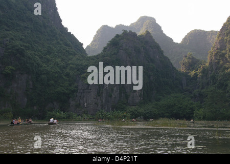 Vietnam Pagoda di profumo fiume evidenzia Hanoi Foto Stock