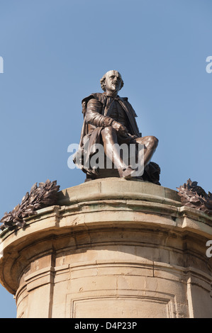 Gower memorial dedicato a Shakespeare statua seduto sulla cima progettata da Lord Ronald Gower nel 1888 mattina presto a sunrise Foto Stock