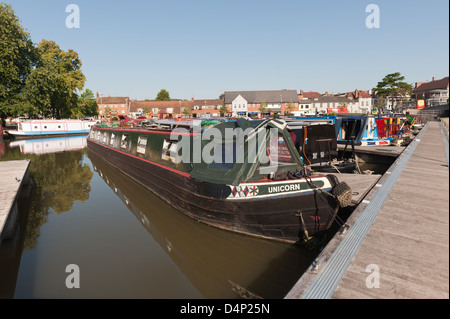 Bacino Banford canal a Stratford vie navigabili di sunny mattina presto waterside viaggiatori riposare in tranquillità di sunrise Foto Stock