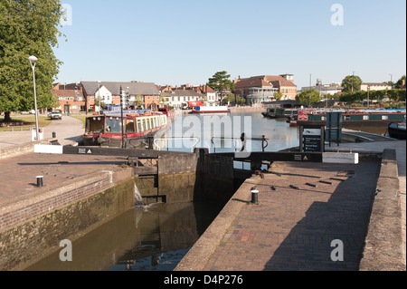 Bacino Banford canal a Stratford vie navigabili di sunny mattina presto waterside viaggiatori riposare in tranquillità di sunrise Foto Stock