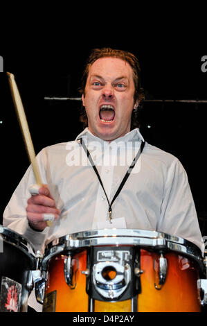 Belfast, Irlanda del Nord. Il 17 marzo 2013. Un batterista urla mentre i tamburi in occasione dell'annuale concerto per il giorno di San Patrizio. Foto Stock