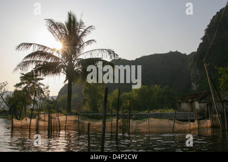 Vietnam Pagoda di profumo fiume evidenzia Hanoi Foto Stock