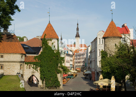 Porta vecchia torri su Viru Street, Tallinn, Estonia Foto Stock
