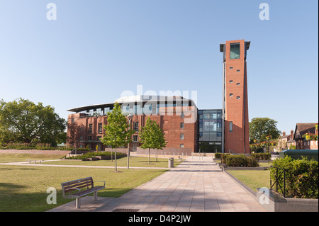 RSC il rinnovato Royal Shakespeare Theatre edificio in estate moderno design simpatico con frazioni Foto Stock