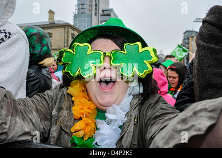 Belfast, Irlanda del Nord. Il 17 marzo 2013. Una donna indossa shamrock verde a forma di occhiali in occasione dell'annuale concerto per il giorno di San Patrizio. Foto Stock