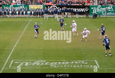 Marzo 16, 2013: NCAA lacrosse azione tra la cattedrale di Notre Dame Fighting Irish e dell'Università di Denver pionieri durante il Whitman il campionatore Mile High Classic, autorità sportive Field at Mile High, Denver, Colorado. Notre Dame sconfigge Denver 13-12 in ore di lavoro straordinario. Foto Stock