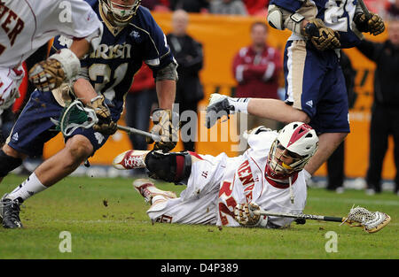 Marzo 16, 2013: NCAA lacrosse azione tra la cattedrale di Notre Dame Fighting Irish e dell'Università di Denver pionieri durante il Whitman il campionatore Mile High Classic, autorità sportive Field at Mile High, Denver, Colorado. Notre Dame sconfigge Denver 13-12 in ore di lavoro straordinario. Foto Stock