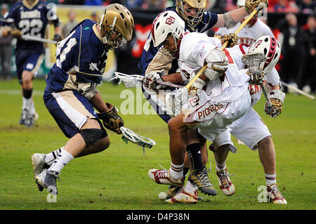 Marzo 16, 2013: NCAA lacrosse azione il Notre Dame Fighting Irish e dell'Università di Denver pionieri durante il Whitman il campionatore Mile High Classic, autorità sportive Field at Mile High, Denver, Colorado. Notre Dame sconfigge Denver 13-12 in ore di lavoro straordinario. Foto Stock