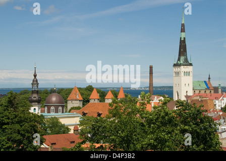 St Olaf la Chiesa e le mura cittadine, Tallinn, Estonia Foto Stock