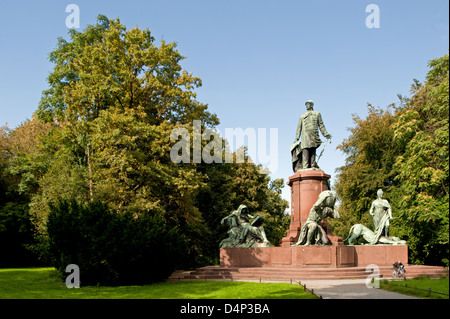 Berlino, Germania, con statua commemorativa di Bismarck presso la grande stella Foto Stock