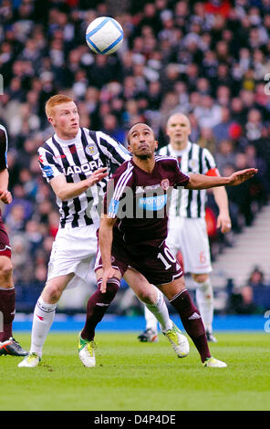 Glasgow, Scotland, Regno Unito. Domenica 17 Marzo 2013. Mehdi Taouil (10) tiene fuori Conor Newton durante la Scottish europee finale di League Cup tra St Mirren e cuori all'Hampden Park Stadium. Credito: Colin Lunn / Alamy Live News Foto Stock