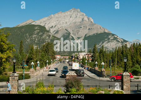 Banff Avenue dalla cascata di giardini, Banff, Alberta, Canada Foto Stock