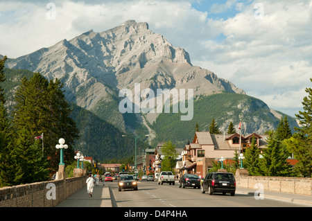 Banff Avenue e la Cascade Mountain, Banff, Alberta, Canada Foto Stock