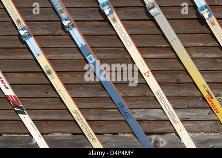 Collezione di vecchi sci sulla parete Foto Stock