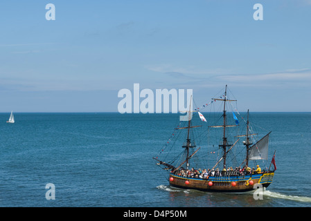 Una replica del capitano cuochi cercano porta i turisti intorno al litorale di Whitby, North Yorkshire Foto Stock