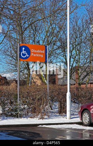 Parcheggio Disabili firmare in un supermercato parcheggio auto Foto Stock