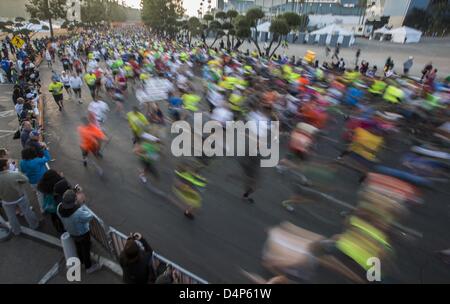 Marzo 17, 2013 - Los Angeles, California (CA, Stati Uniti d'America - Guide avvia la ventottesima Asics la maratona di Los Angeles, California, domenica 17 marzo, 2013. Circa 24.000 corridori provenienti da tutti i 50 membri e 61 nazioni hanno partecipato il 26.2-mile evento è cominciato a Los Angeles Dodger Stadium e sono andato attraverso Los Angeles, West Hollywood e Beverly Hills e si è conclusa a Santa Monica. (Credito Immagine: © Ringo Chiu/ZUMAPRESS.com) Foto Stock